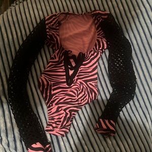 I am selling this outfit , it is pink and black, size:small